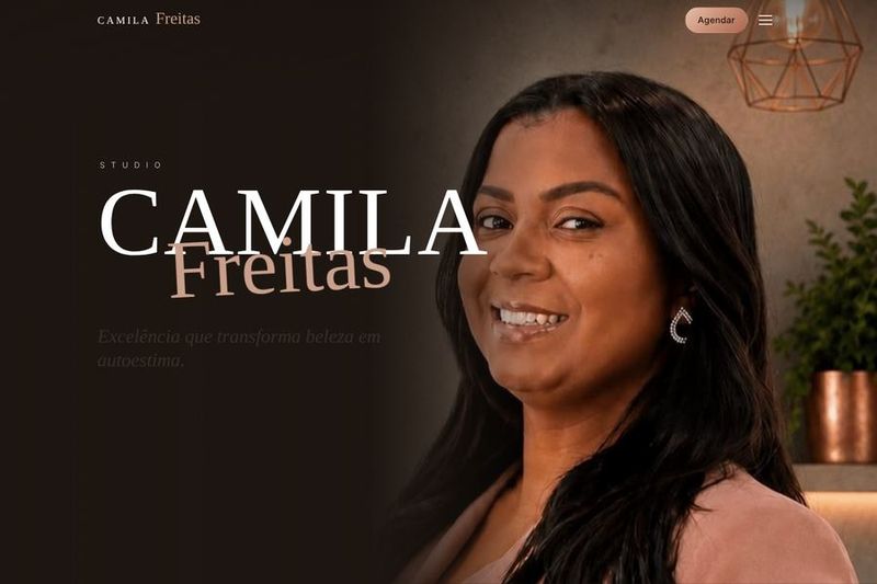 Página inicial do site do Studio Camila Freitas, com retrato da profissional e botão Agendar
