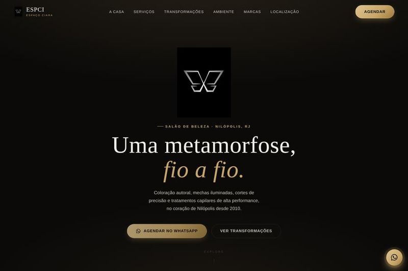 Página inicial do site da ESPCI Espaço Ciara, em tons escuros e dourado