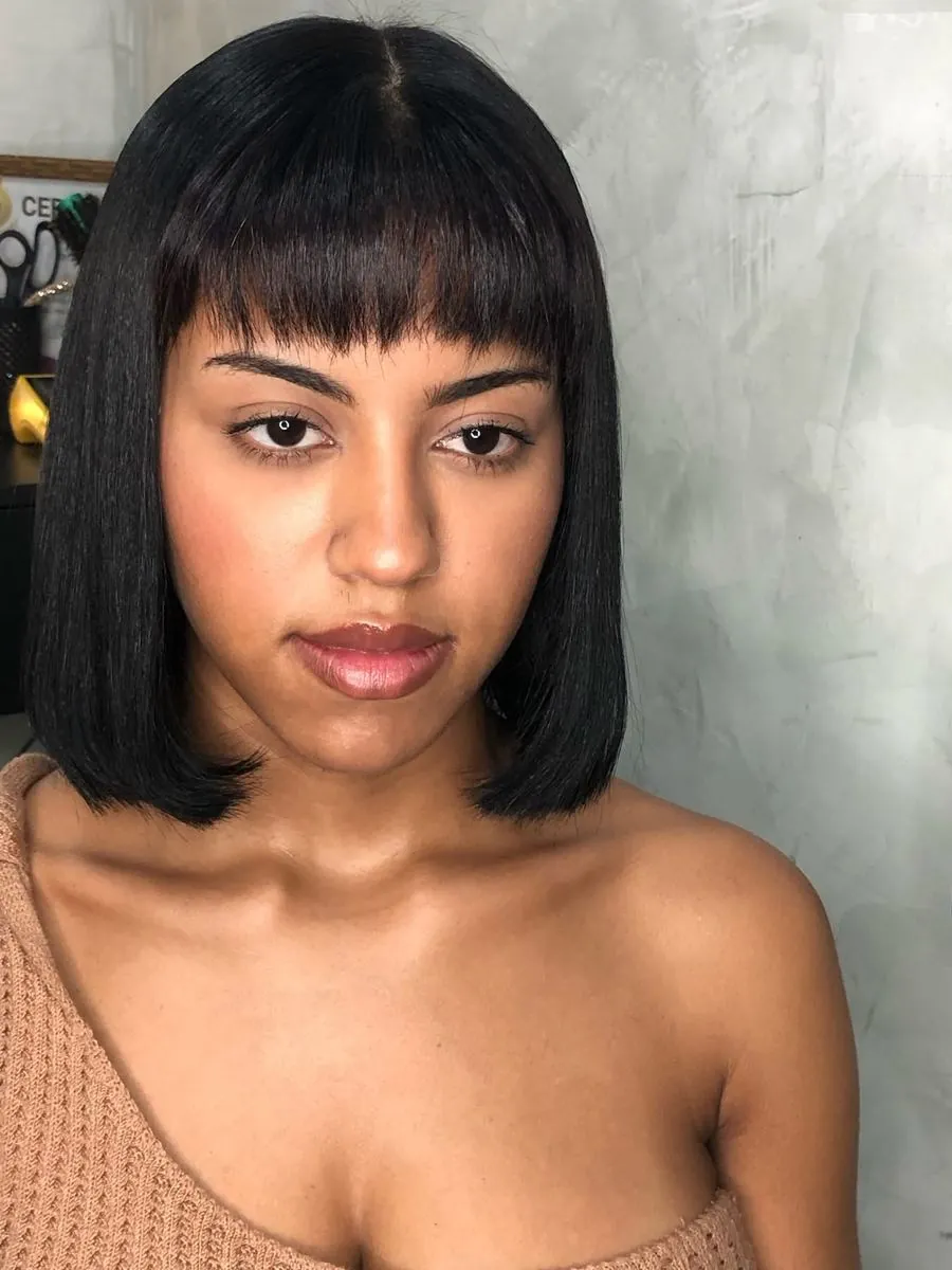 Corte chanel preto com franja reta e fios lisos e brilhantes