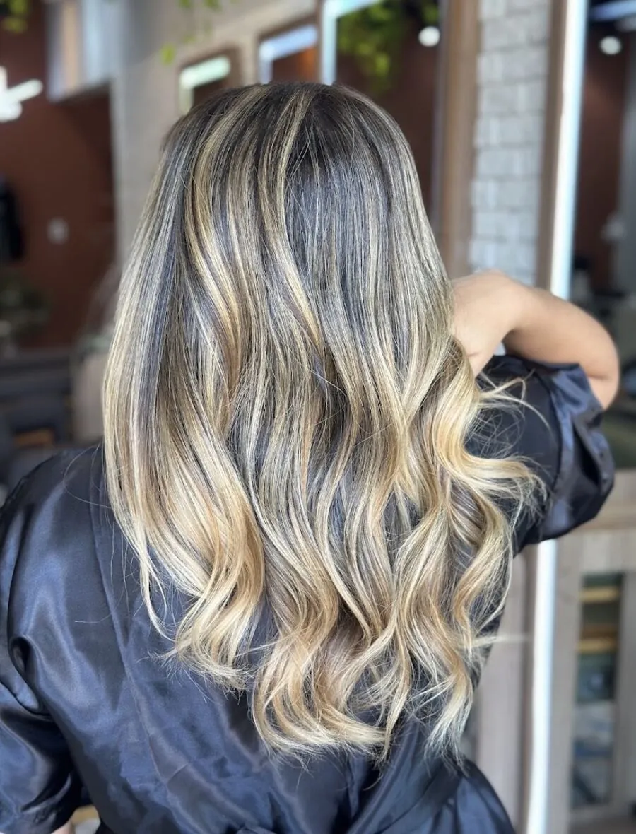 Balayage em cabelo liso com ondas