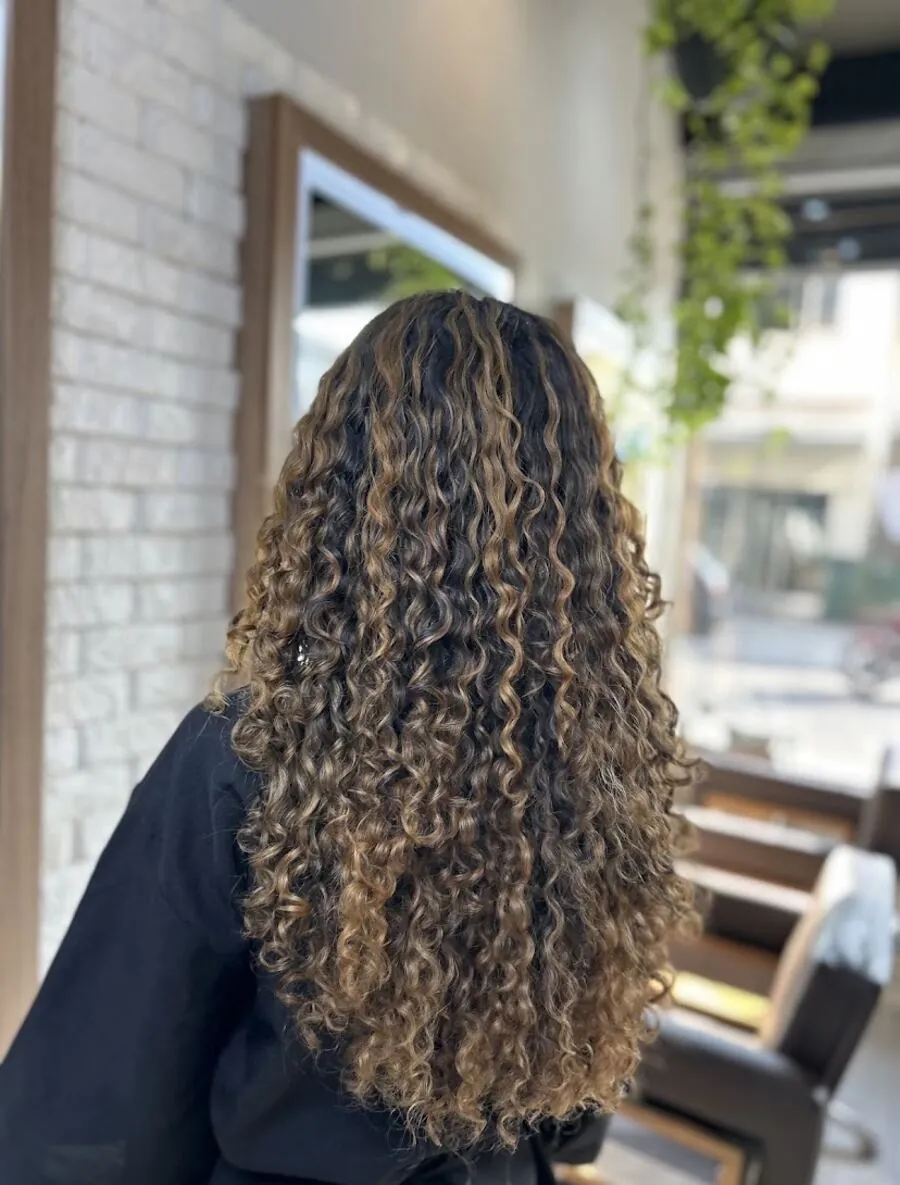 Mechas em cabelo cacheado, iluminação natural
