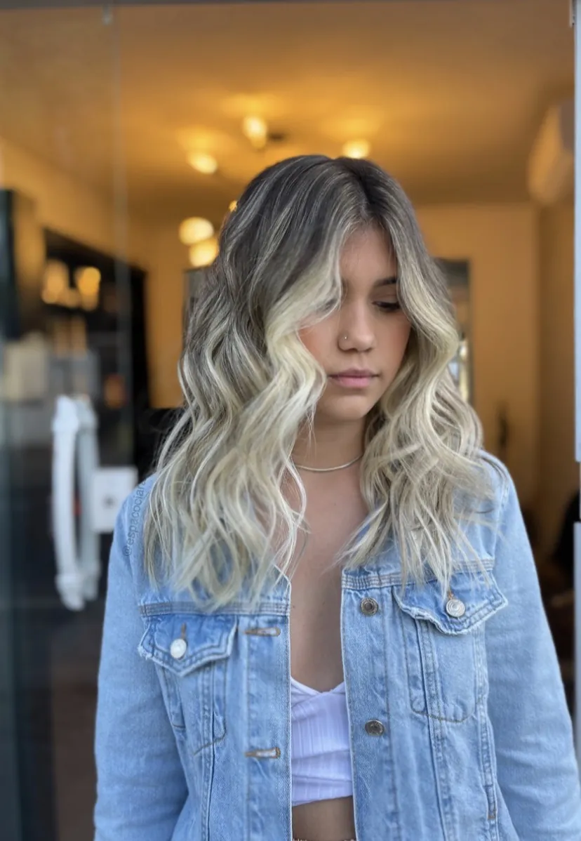Cabelo loiro com mechas em jaqueta jeans
