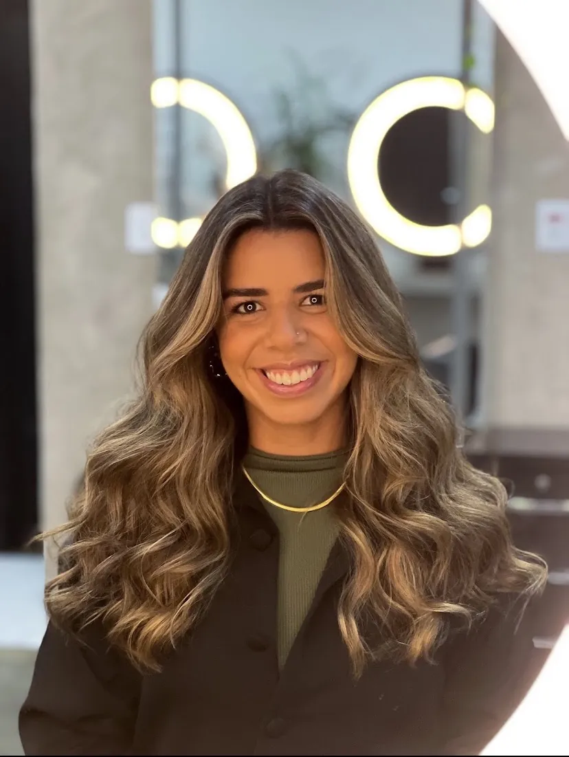 Detalhe de mechas iluminadas em cabelo castanho