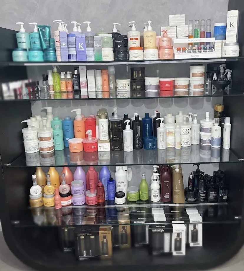 Prateleira com produtos profissionais Kérastase e Wella