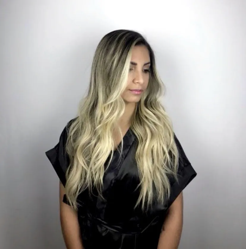 Cabelo loiro platinado longo e ondulado