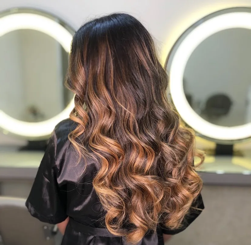 Cabelo com ombré caramelo, vista de costas