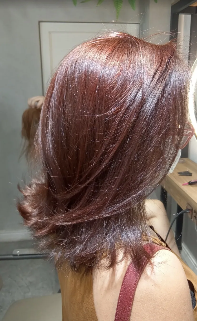 Corte bob em tom vermelho acobreado, vista de costas