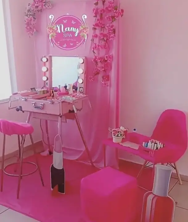 Camarim glamouroso com espelho iluminado
