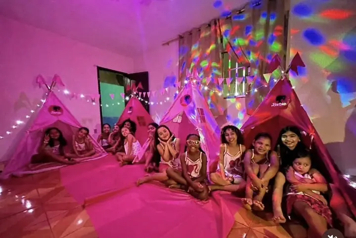 Tendas com luzes coloridas à noite