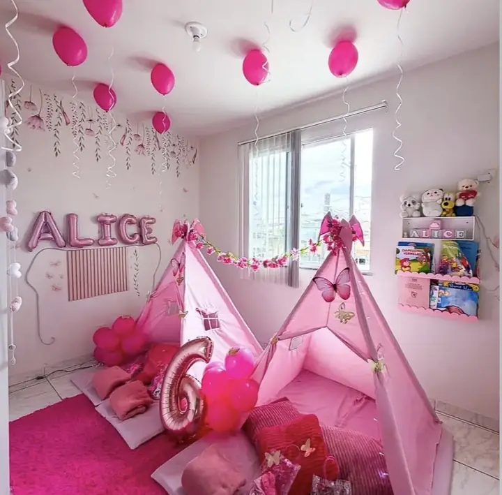 Quarto decorado com tendas e balões personalizados