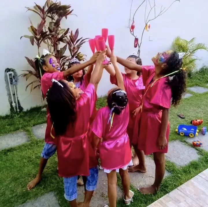 Convidadas brindando de robes no jardim