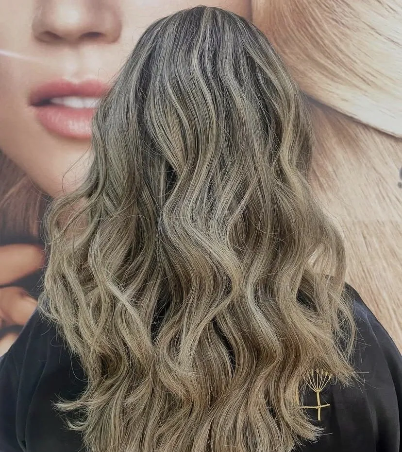 Balayage acinzentado em cabelo longo ondulado