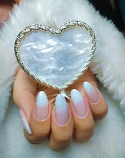 Unhas com francesinha branca degradê