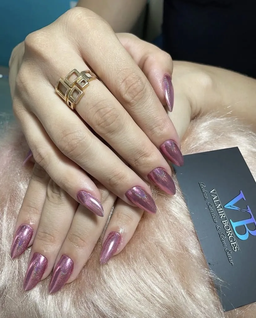 Unhas em esmaltação cromada rosa, formato amêndoa